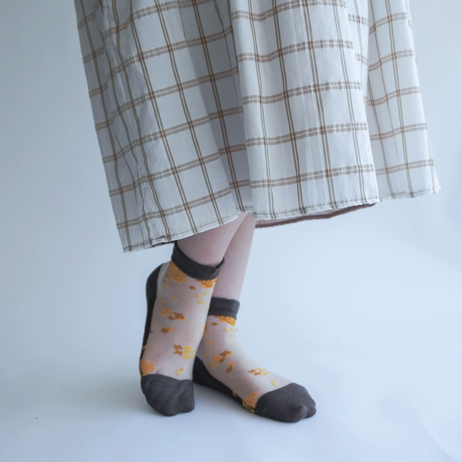 シースルーソックス クルー丈 シルク混 小花柄【在庫限り】 - 画像3