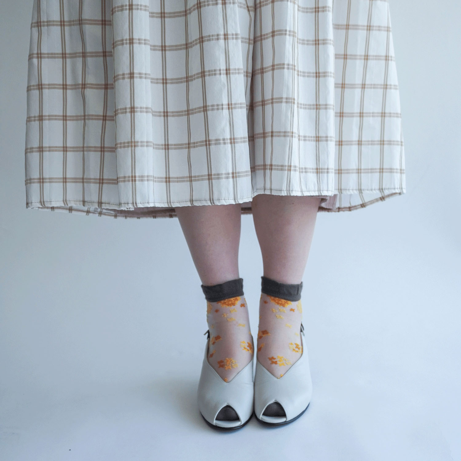 シースルーソックス クルー丈 シルク混 小花柄【在庫限り】 - 画像5