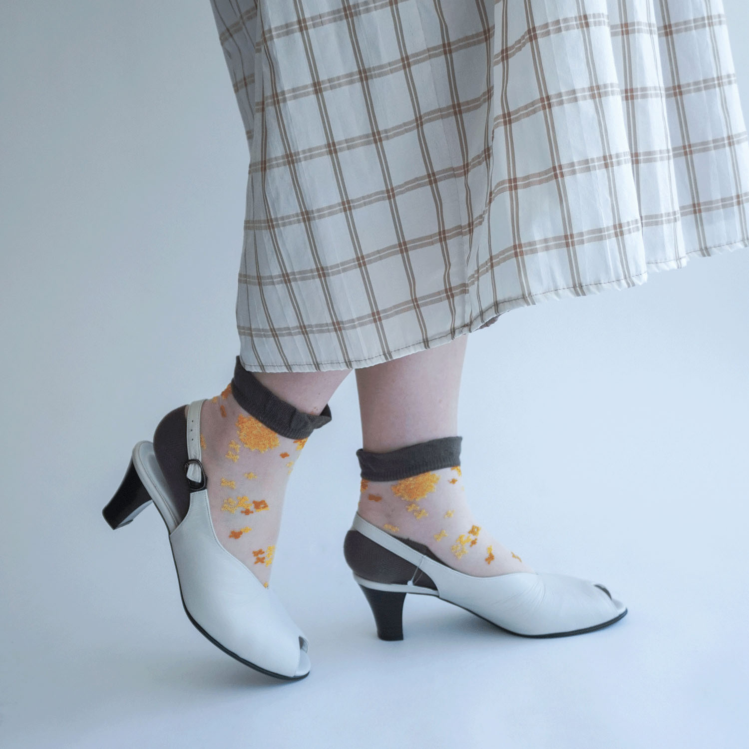 シースルーソックス クルー丈 シルク混 小花柄【在庫限り】 - 画像6