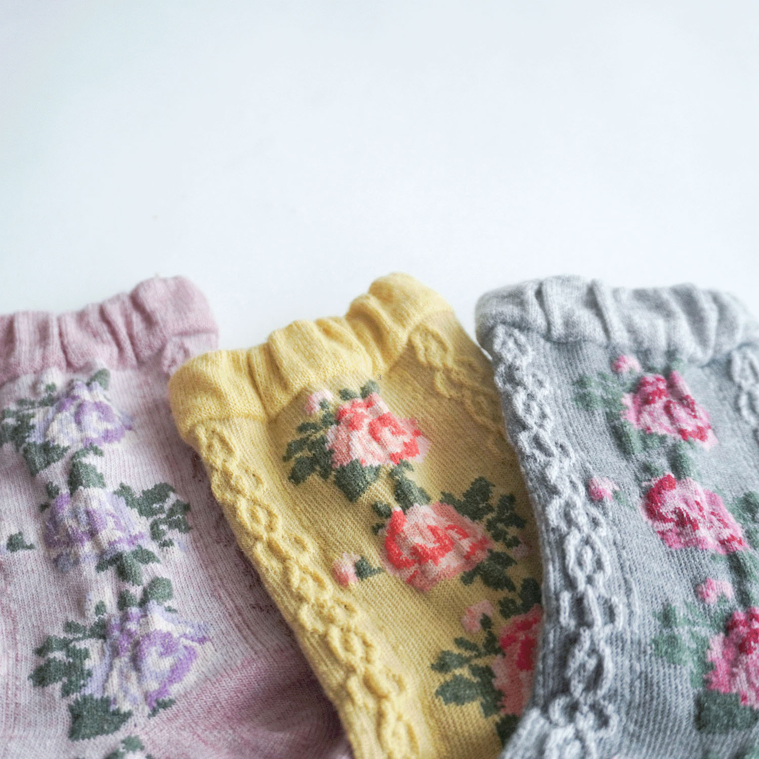25AW ギュレ カシミヤ混 フロート波 バラ柄 靴下 日本製【在庫限り】 - 画像3