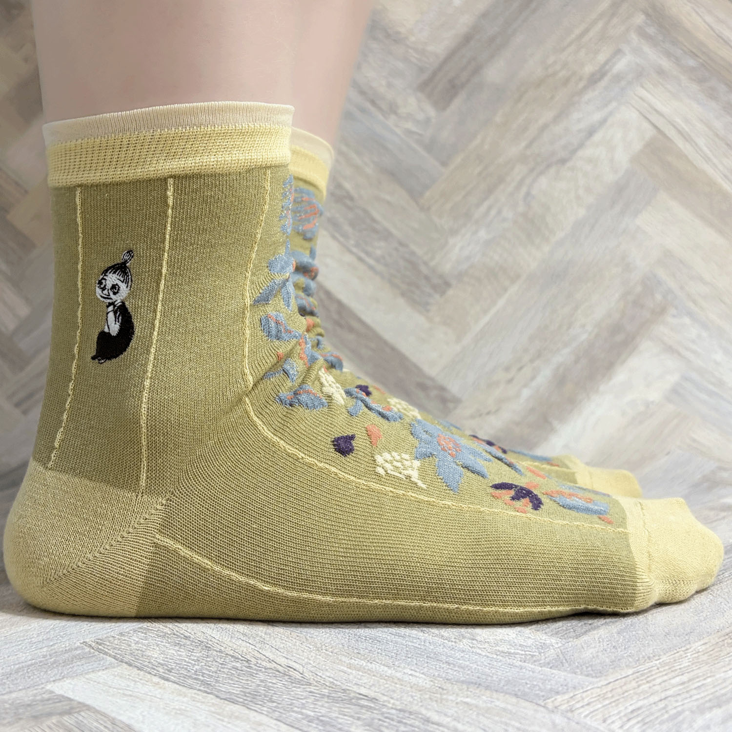 日本製 MOOMINロークルーソックス シルク入り 逆スパセンター花 ミムラ刺繍 - 画像6