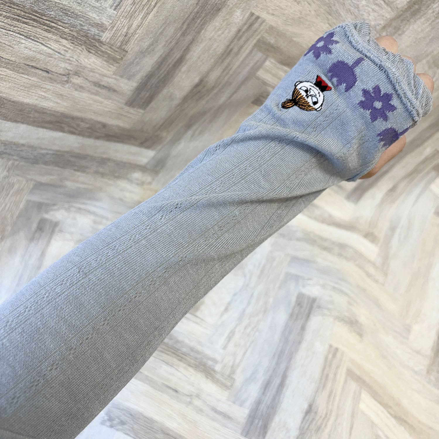 MOOMIN アームカバーUVカット＋冷感 裾花柄ミイ刺繍【在庫限り】 - 画像2