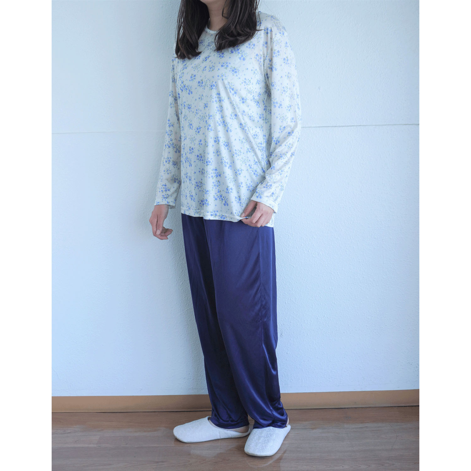 ジョワイユニュイ ポーチ付携帯パジャマ プチフラワー柄パンツ無地 - 画像2