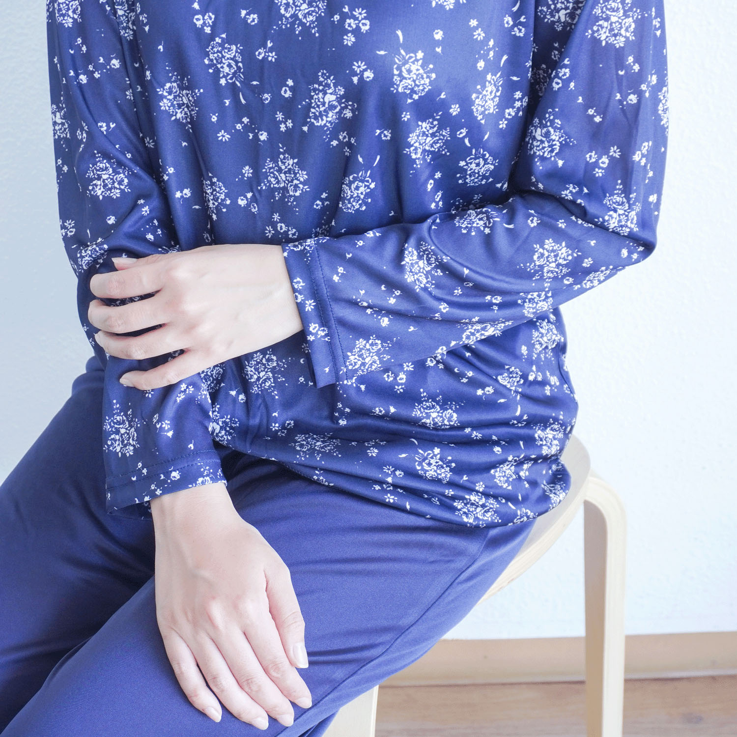 ジョワイユニュイ ポーチ付携帯パジャマ 単色花柄パンツ無地 - 画像3