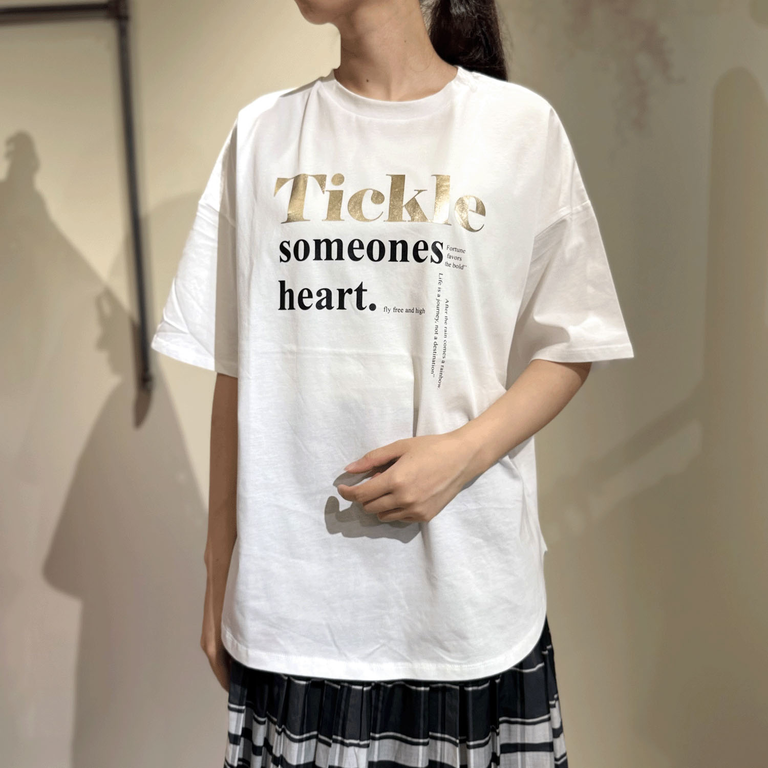 Vingtrois ドライタッチコットン箔ロゴTシャツ - 画像1