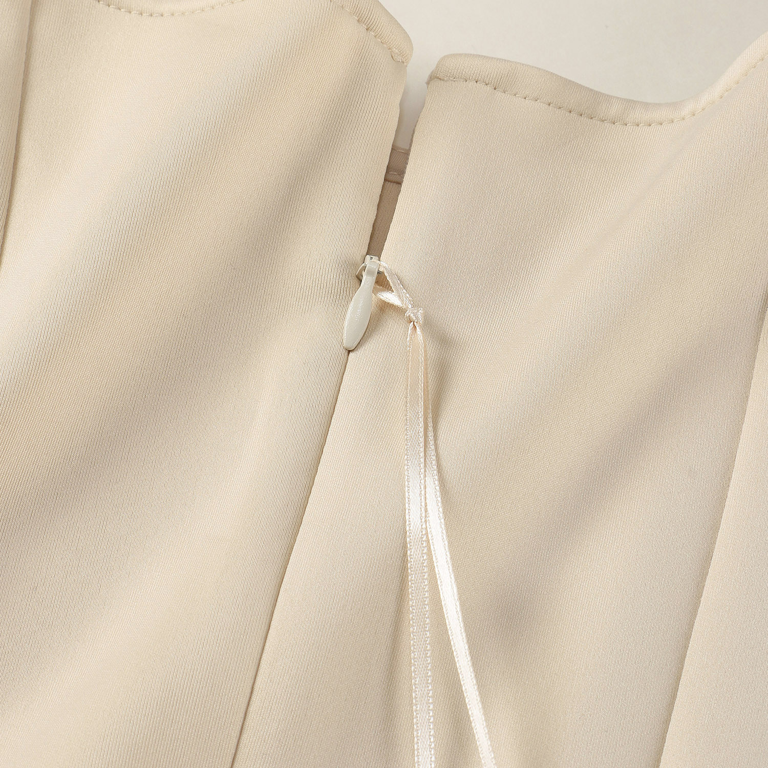 Emilyan ハイストレッチダンボールペプラムブラウス - 画像3