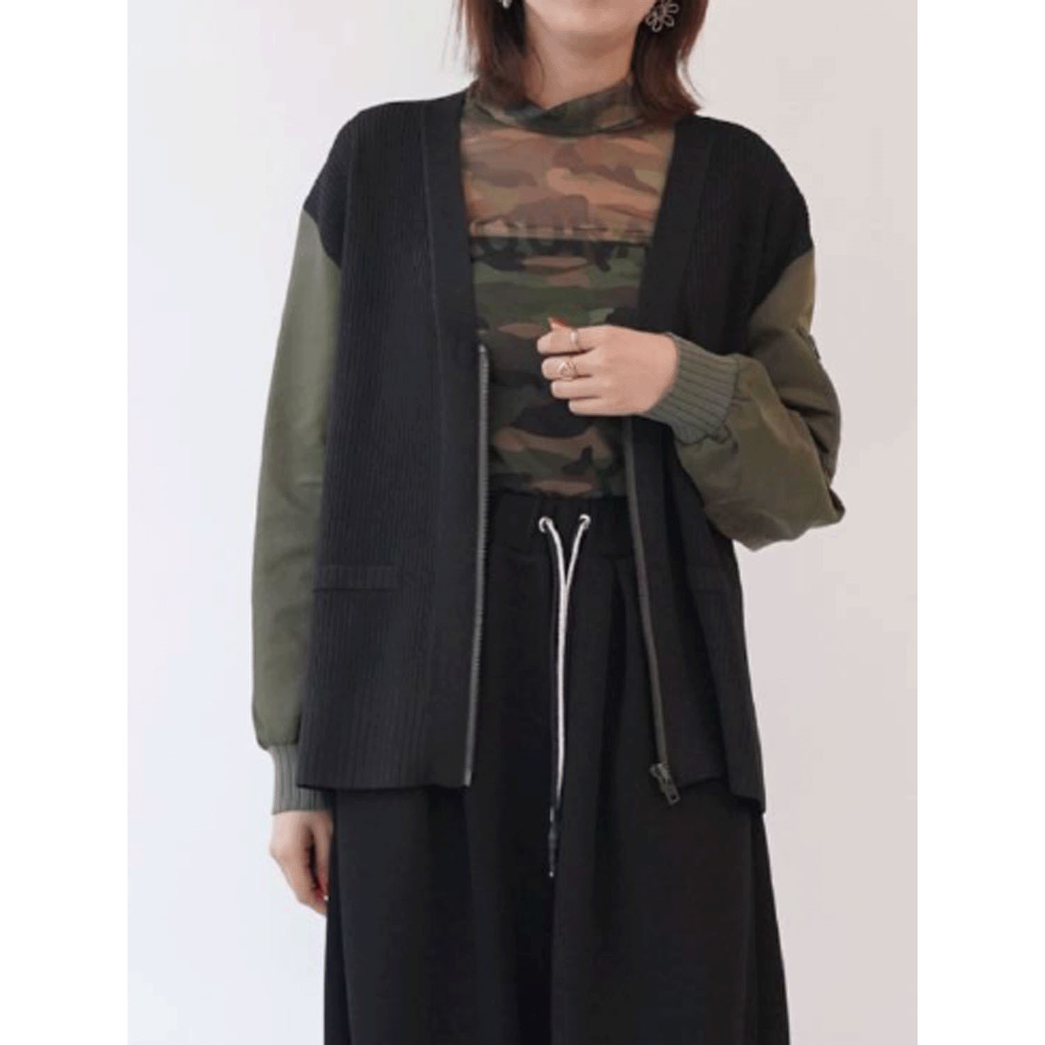 33℃ ラメ糸ミリタリースリーブ切替ニットカーディガン