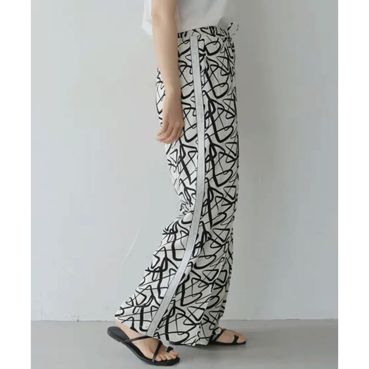 vingtrois 幾何学柄サイドラインパンツ - 画像5