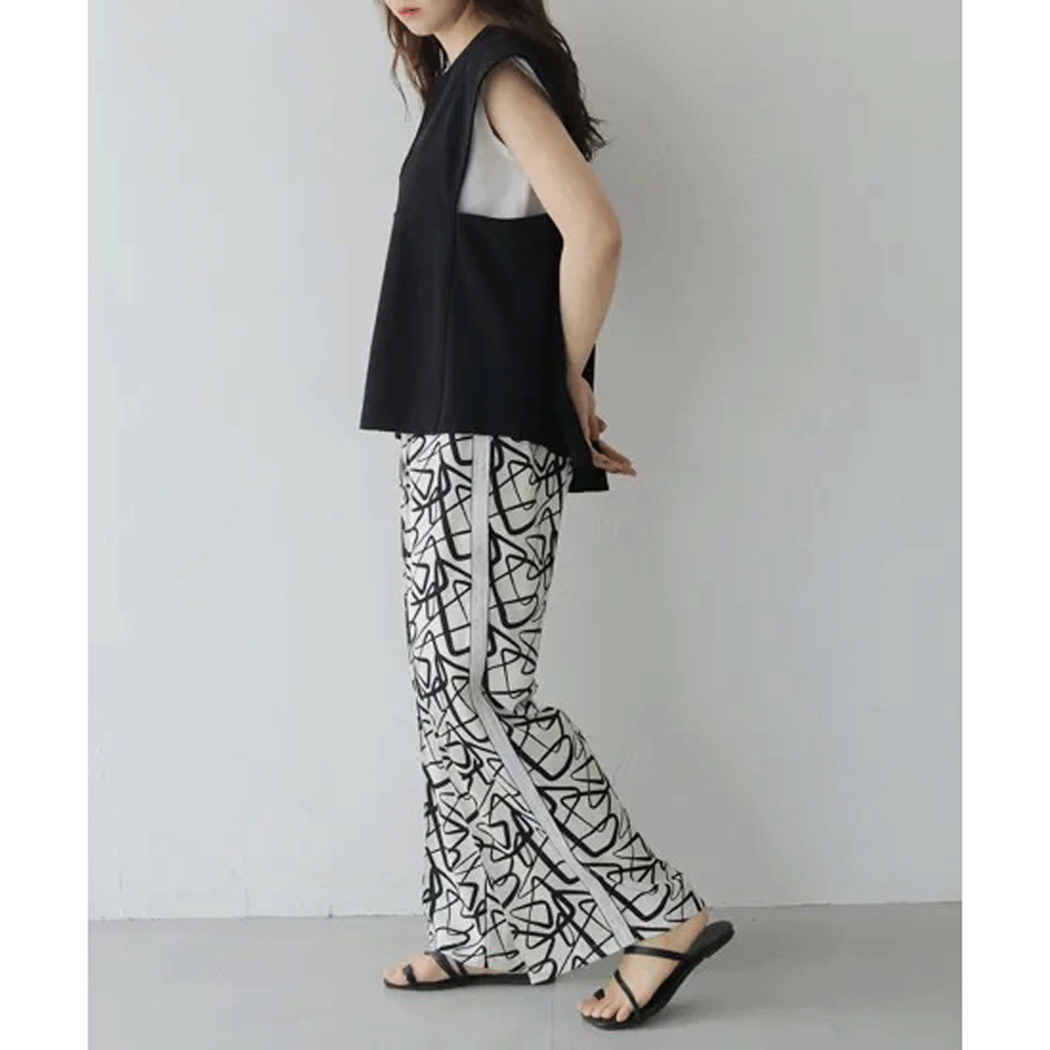 vingtrois 幾何学柄サイドラインパンツ - 画像7