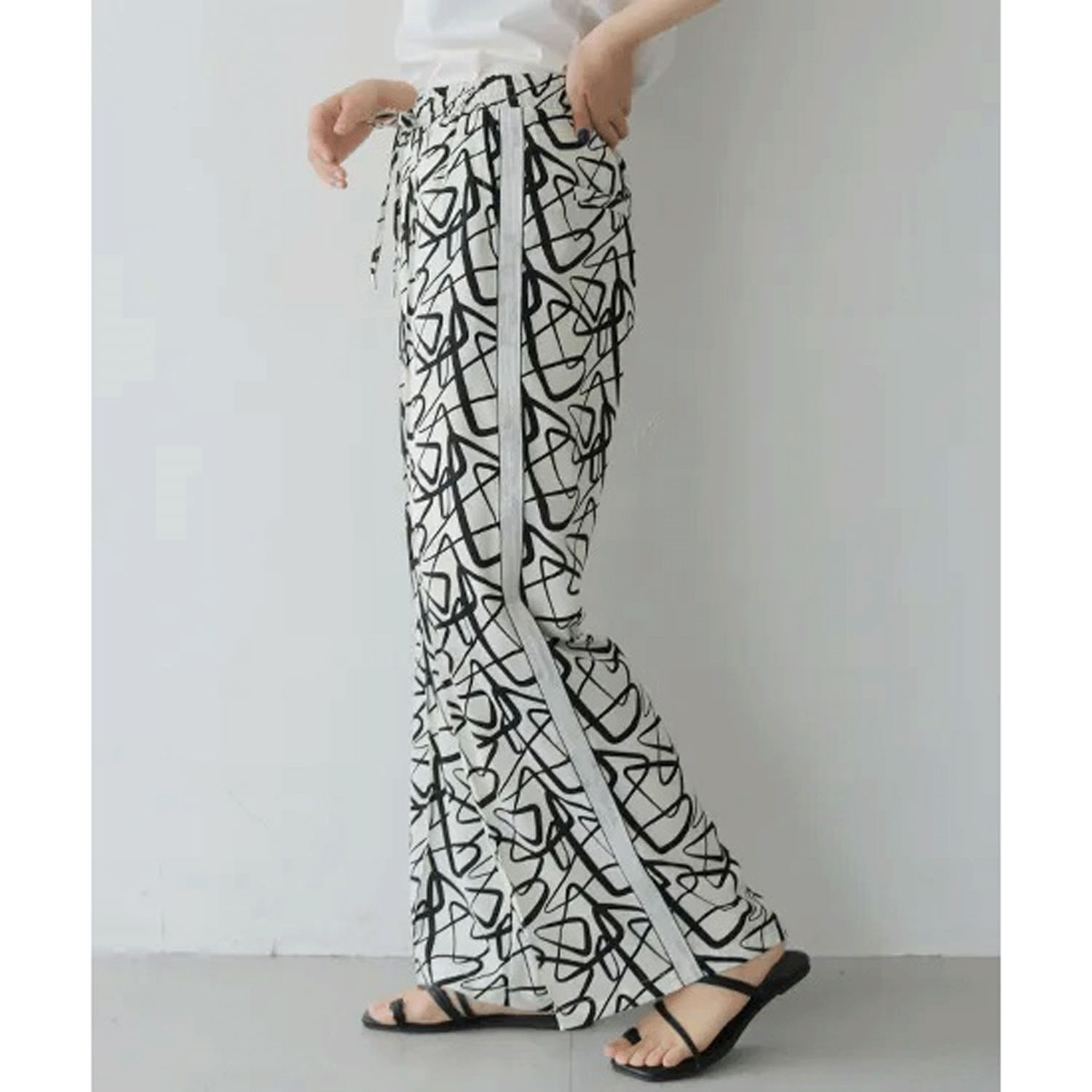 vingtrois 幾何学柄サイドラインパンツ - 画像1