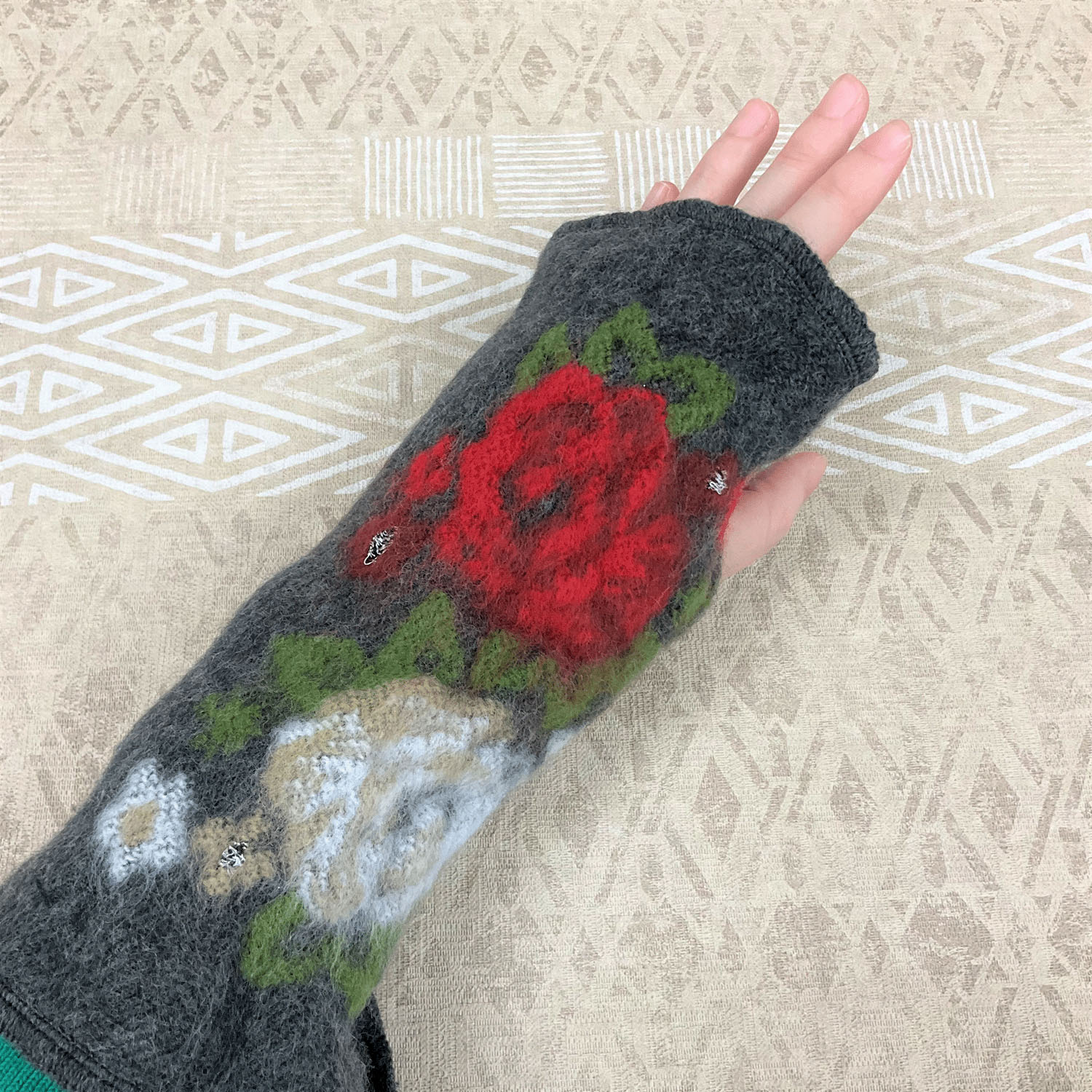 【チャコールグレー終了】ラシクモア ダブルローズ ハンドウォーマー - 画像5