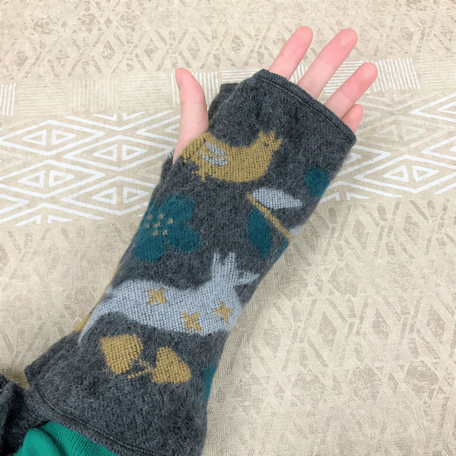 【チャコールグレー終了】ラシクモア アニマルフォレスト ハンドウォーマー - 画像3