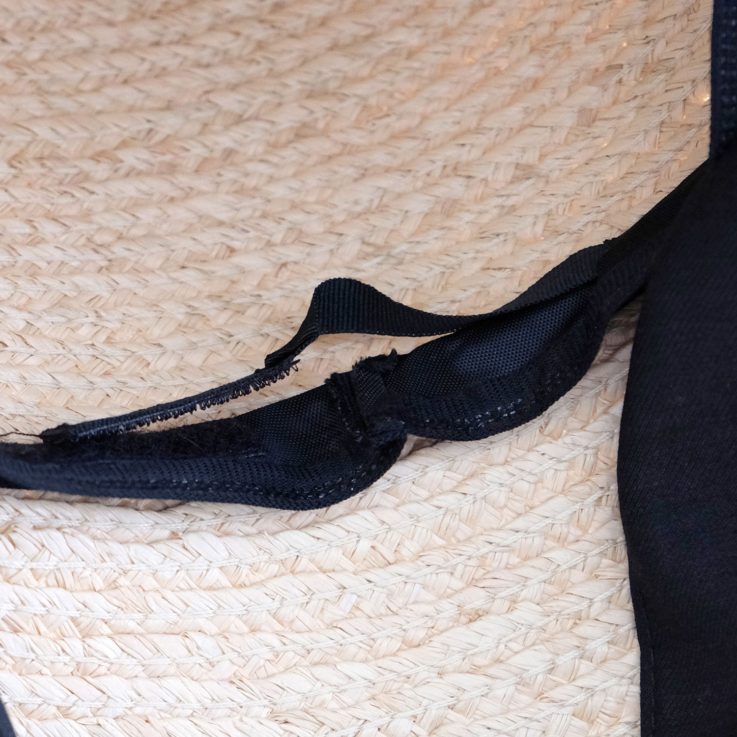 被るだけでこなれた仕上がりに ラフィアのロングリボンハット - 画像11