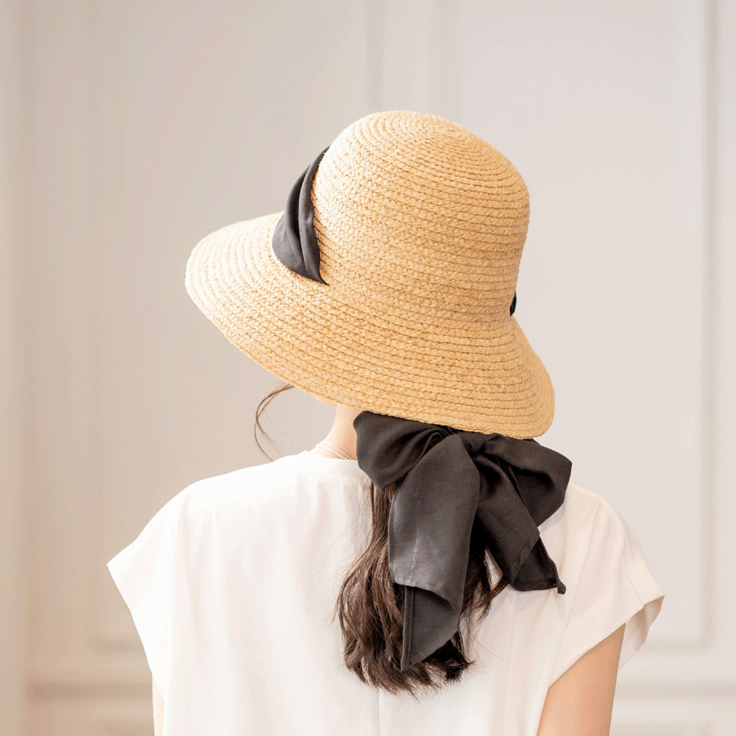 被るだけでこなれた仕上がりに ラフィアのロングリボンハット - 画像3