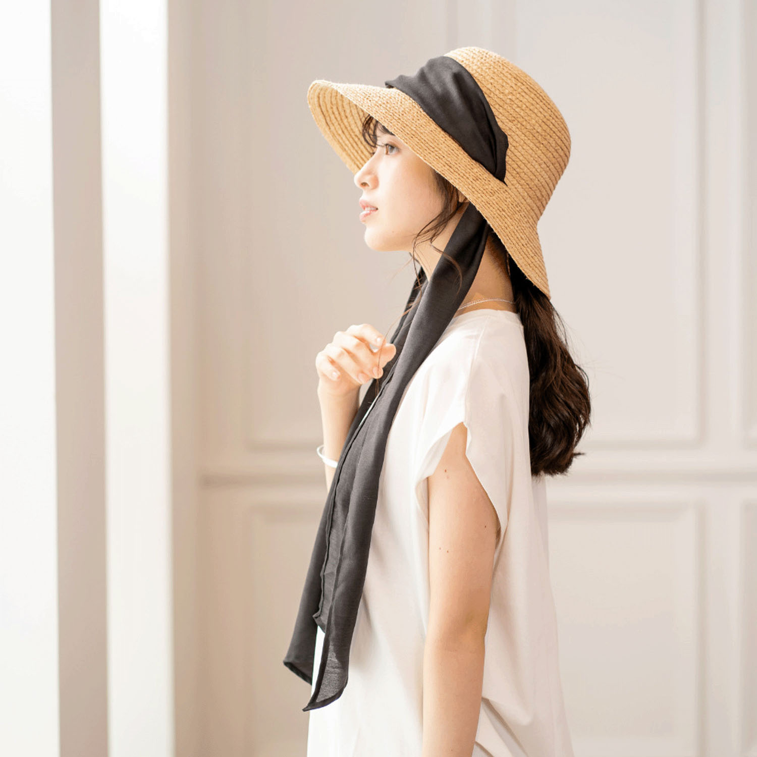 被るだけでこなれた仕上がりに ラフィアのロングリボンハット - 画像1
