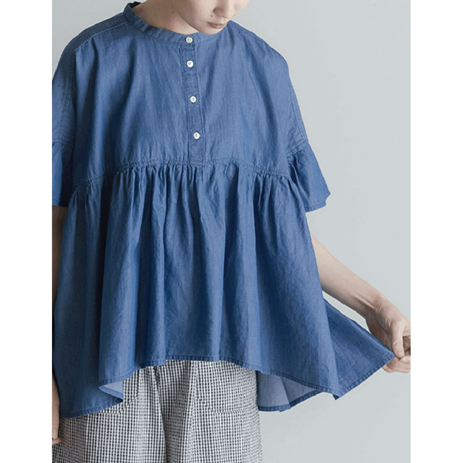 【4月中旬頃入荷予定】LILASIC エアリーデニムギャザーブラウス - 画像1