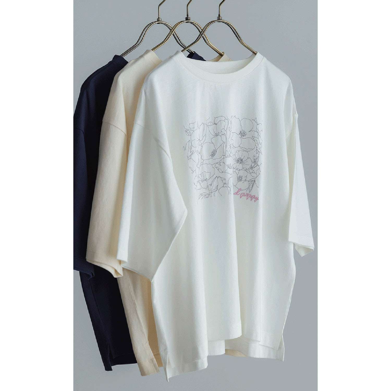 【4月中旬頃入荷予定】LILASIC フラワーエンブロイダリーTシャツ - 画像2