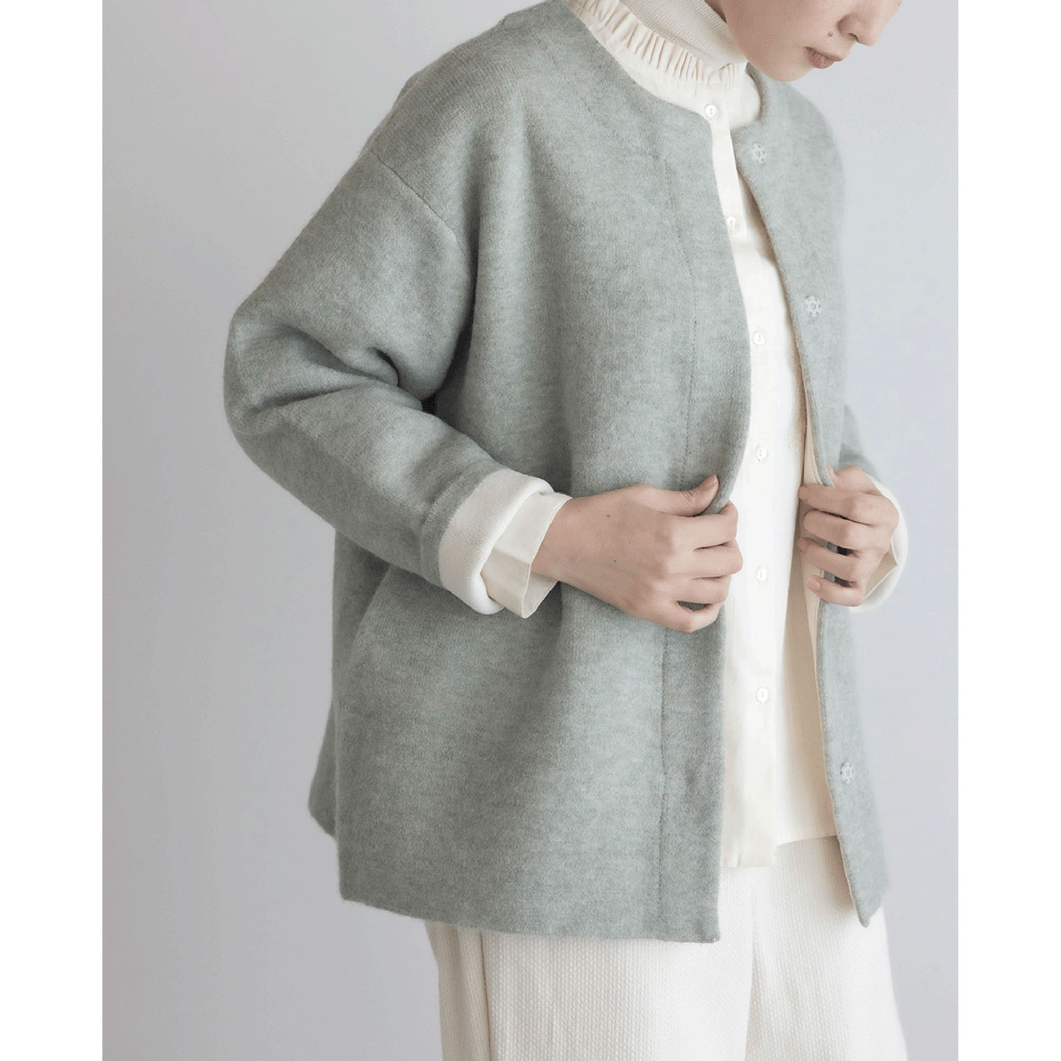 LILASIC フリルカラー刺しゅうブラウス - 画像7