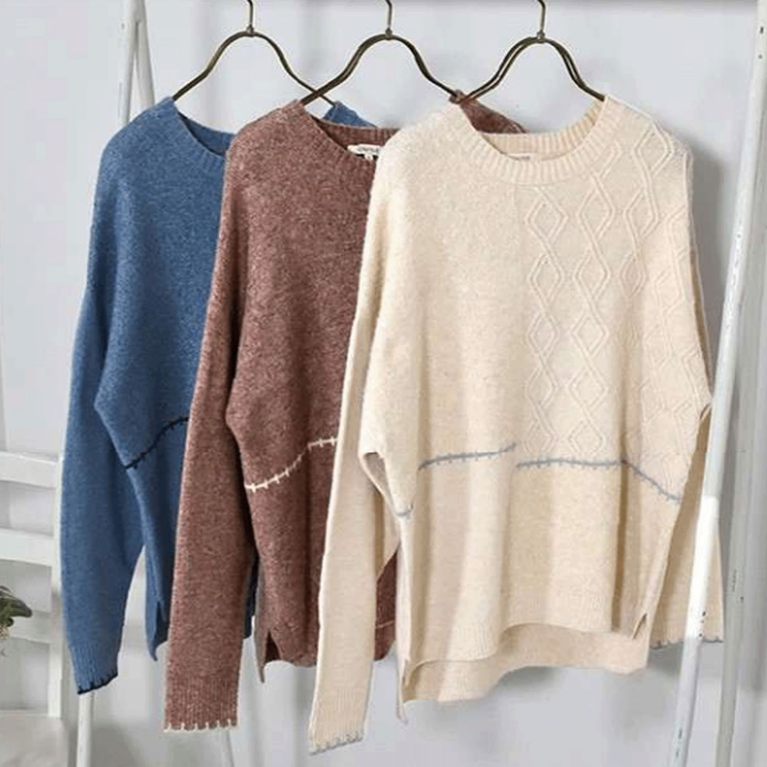 Keitto 編地切り替えブランケットステッチ入りニットプルオーバー - 画像1