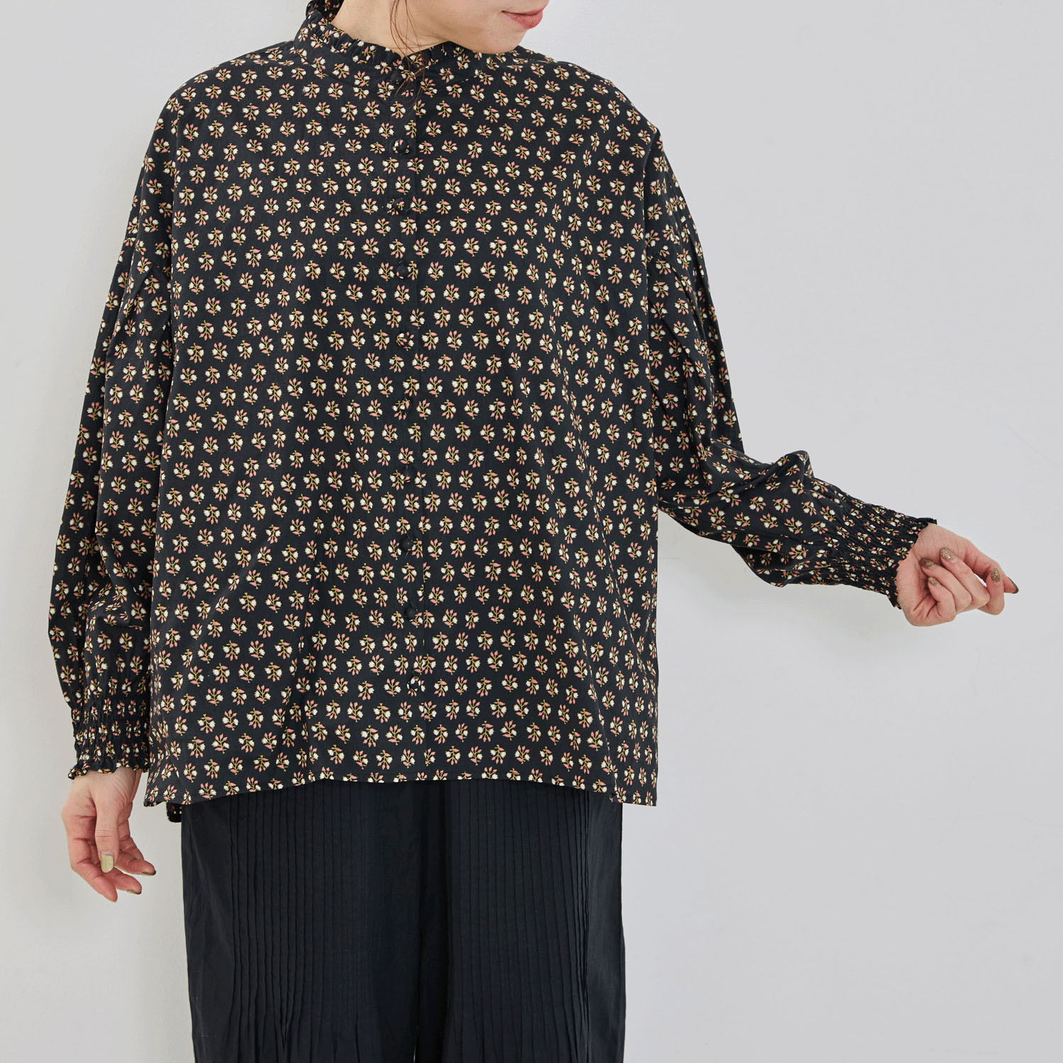 YURK geniet van ボタニカルプリントフリルカラーシャツ - 画像2