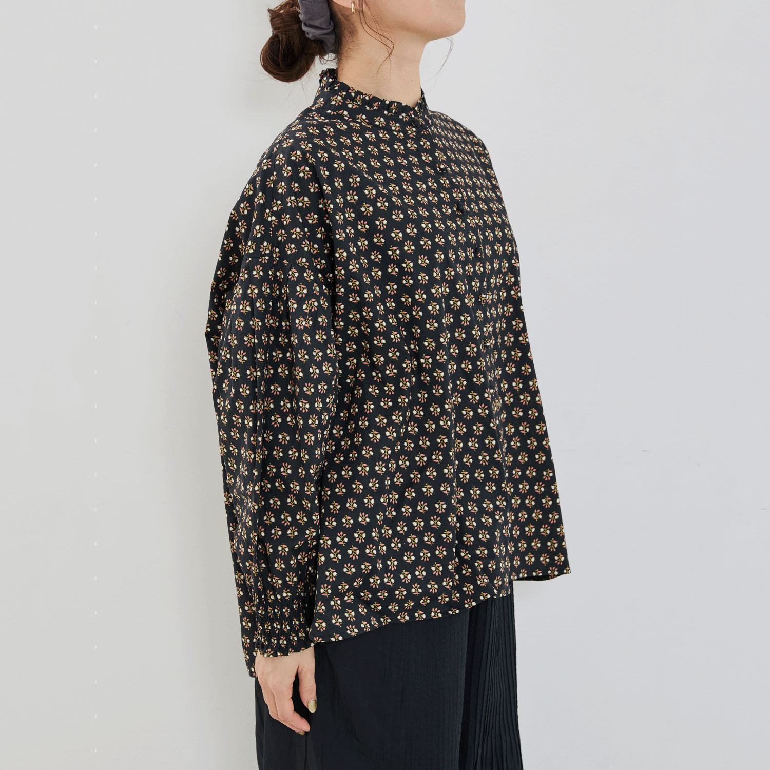 YURK geniet van ボタニカルプリントフリルカラーシャツ - 画像3