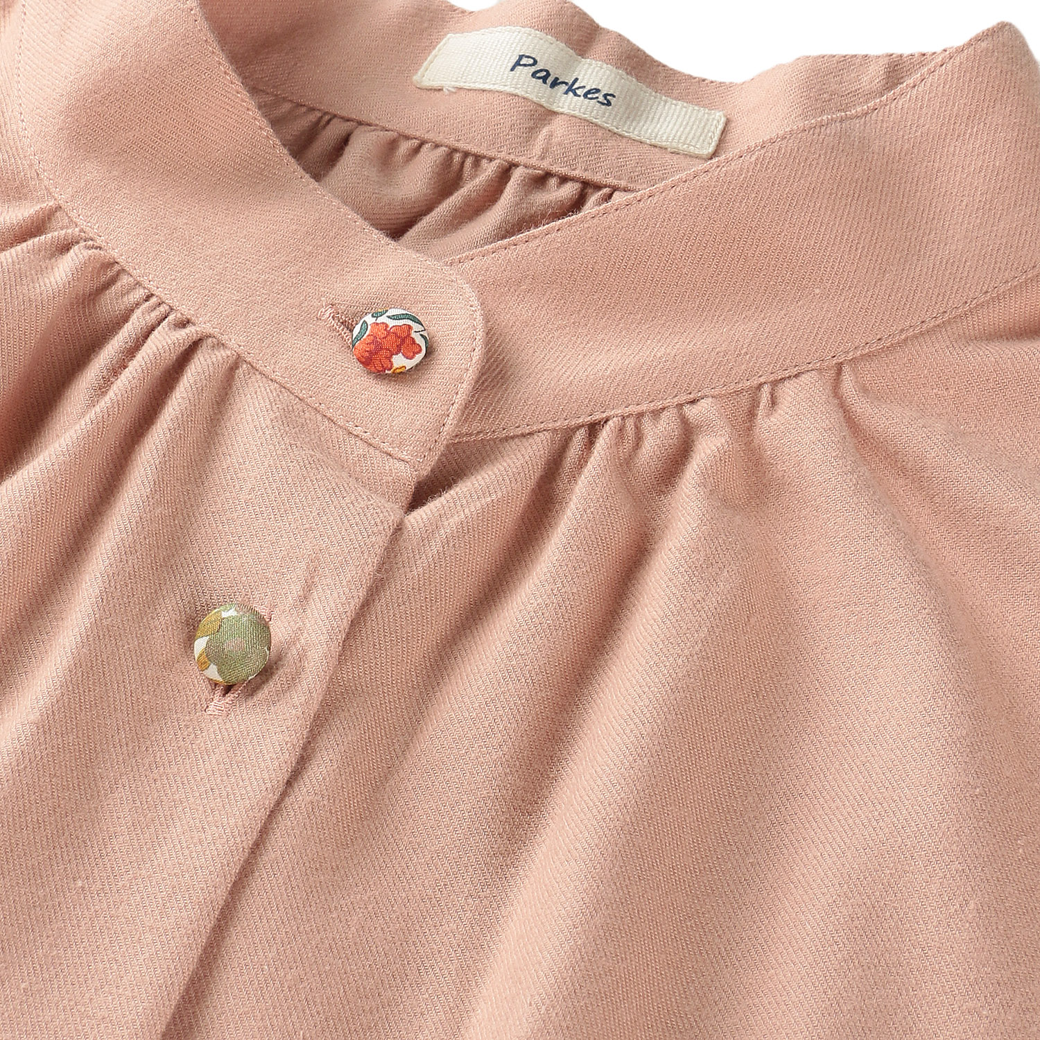 Parkes スタンドカラーギャザーブラウス - 画像5