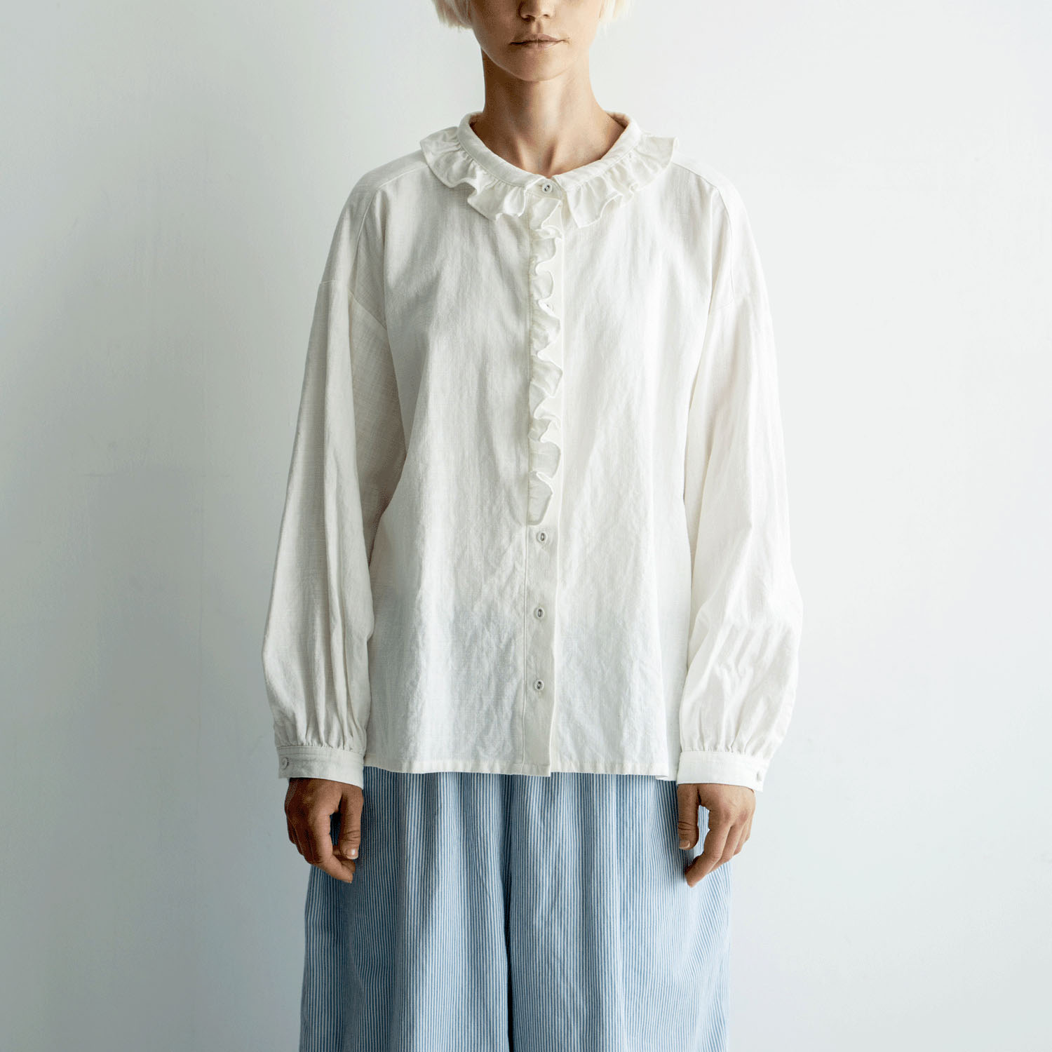 ista－ire 綿麻サンドウォッシュ フリルカラーブラウス - 画像2