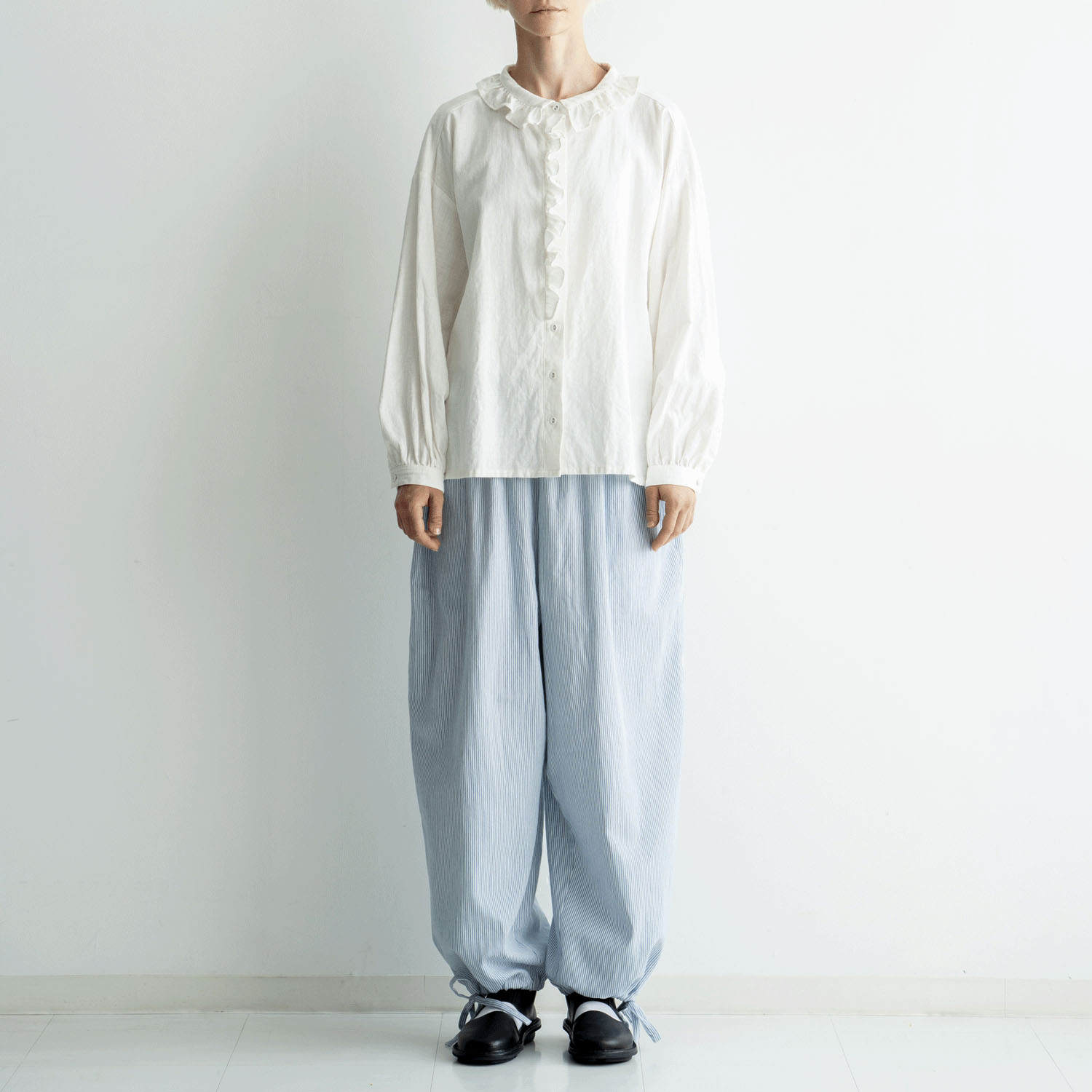 ista－ire 綿麻サンドウォッシュ フリルカラーブラウス - 画像4