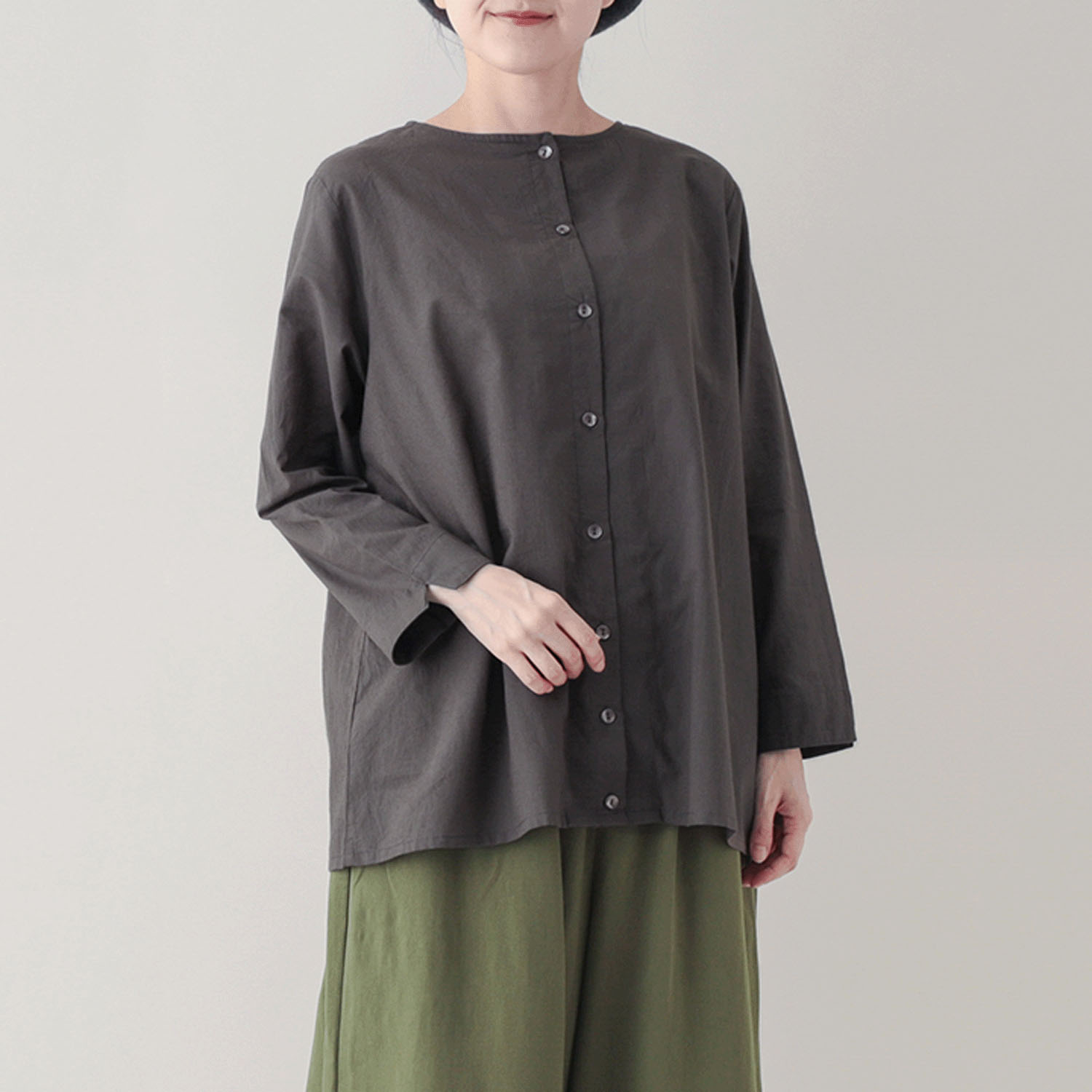 東京かんかん ピンタックコットン無地2WAYブラウス - 画像2