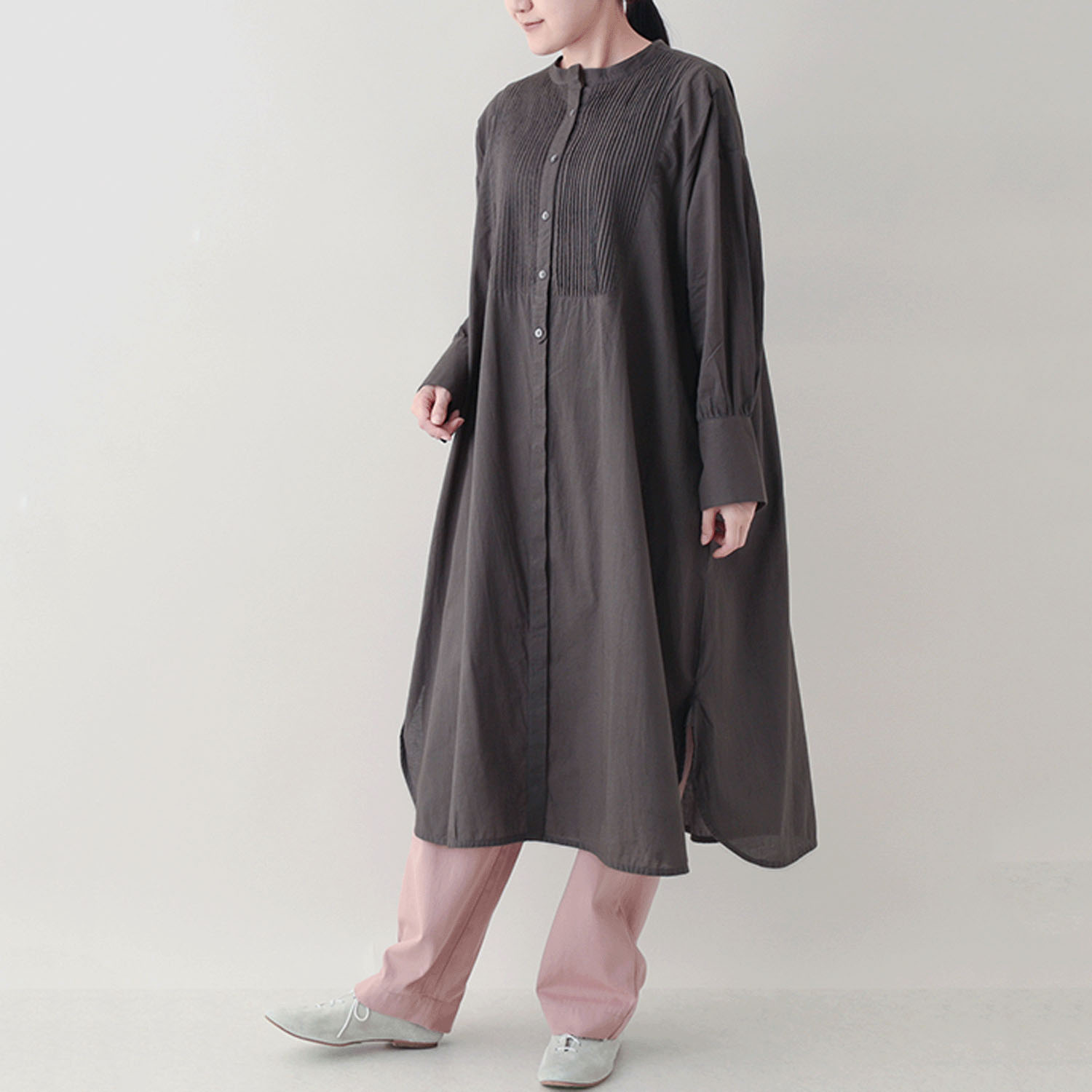 東京かんかん ピンタックコットン無地シャツワンピース - 画像2