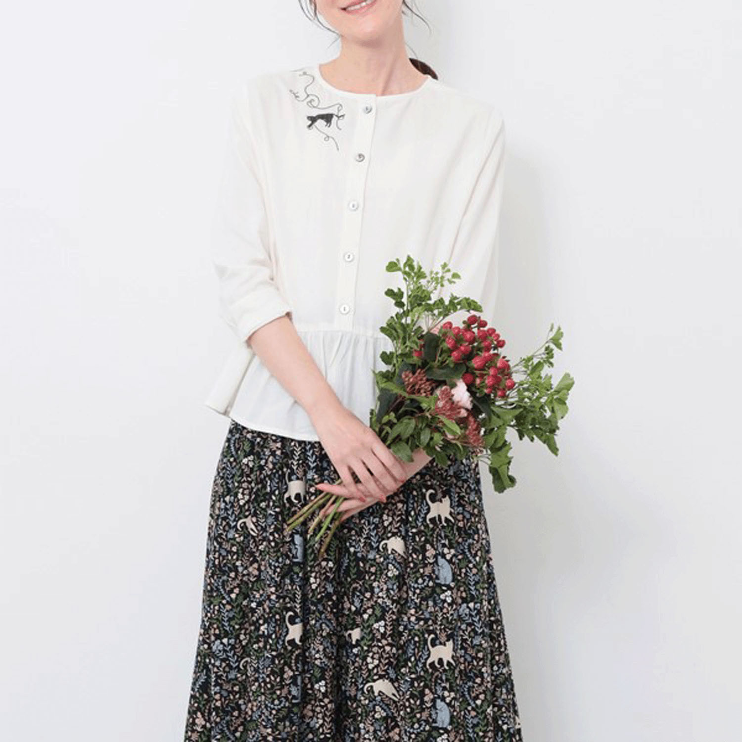 東京かんかん CAT刺繍コットンリネン2WAYブラウス - 画像1