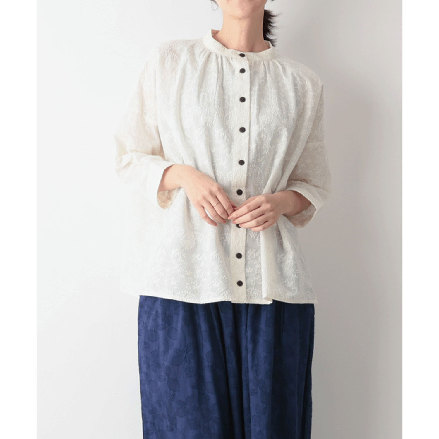 東京かんかん ペイズリー小花柄刺繍コットンギャザーブラウス - 画像2