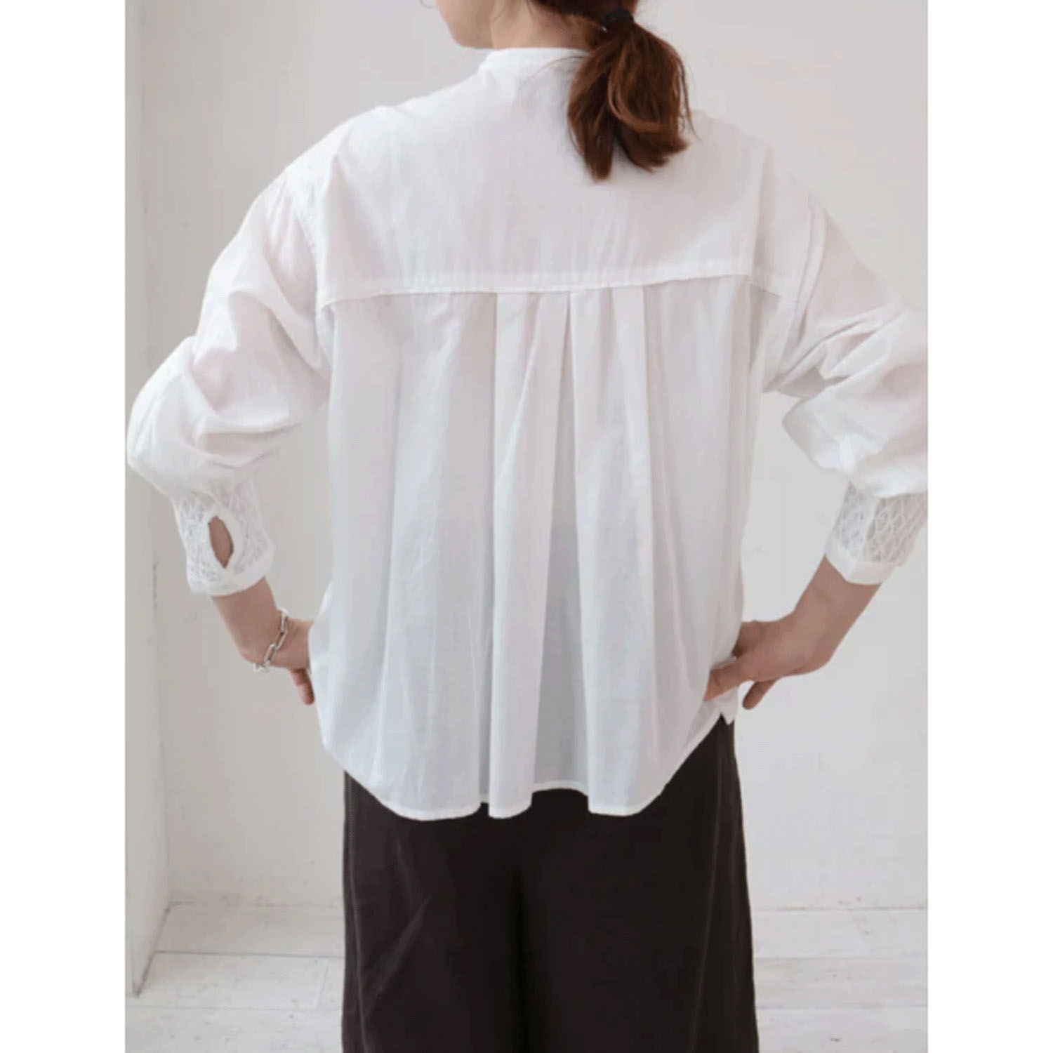 doux bleu ハンドスモッキング刺繍シャツ - 画像3