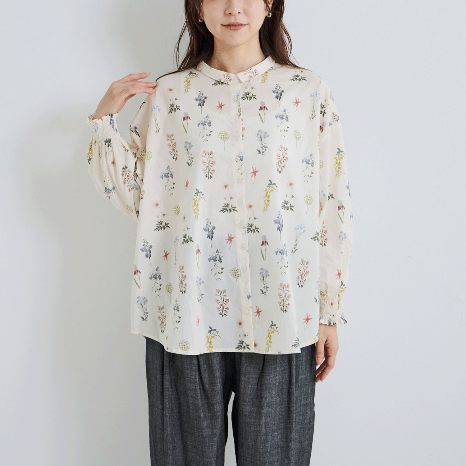 YURK genite van フラワープリント袖シャーリングシャツ - 画像1