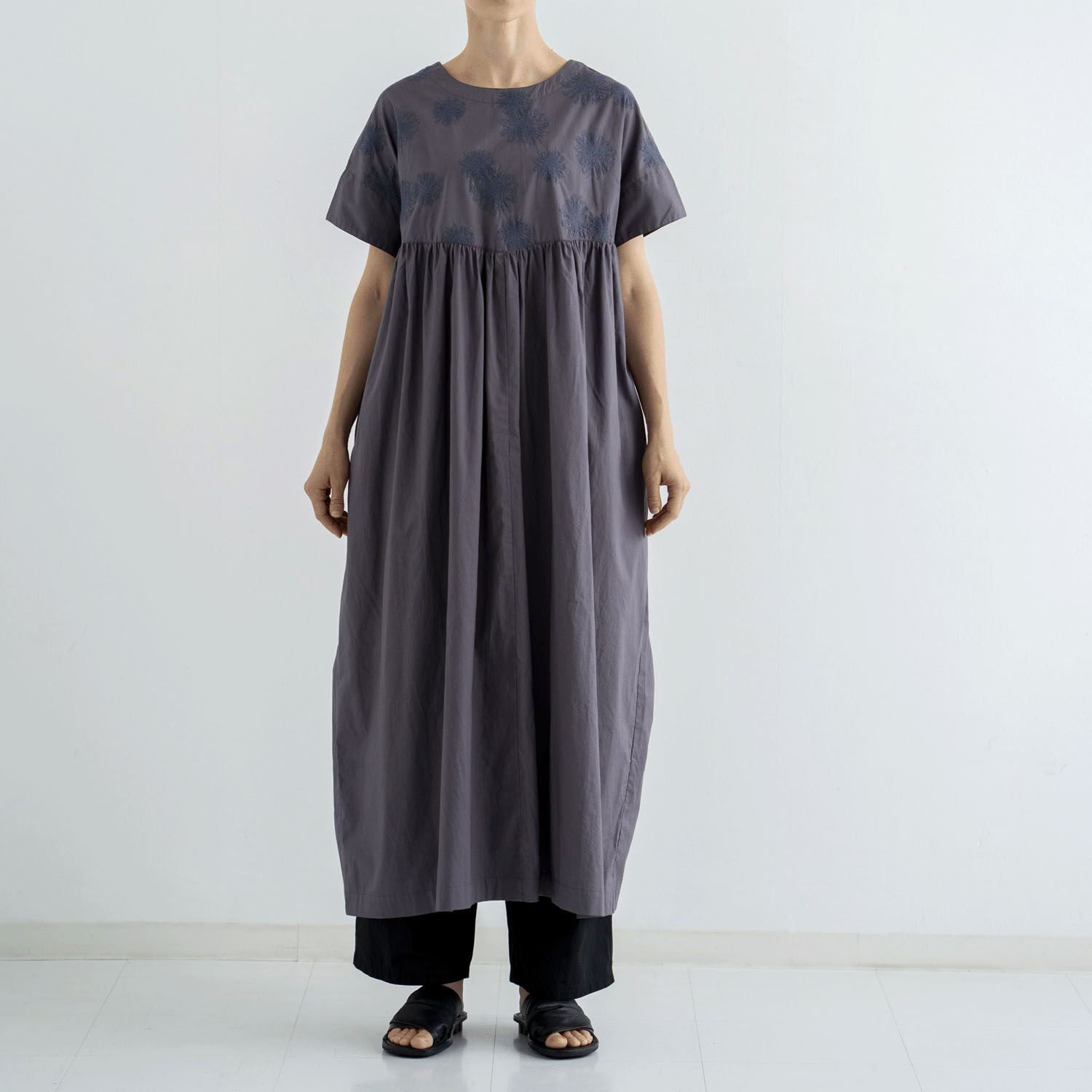 ista－ire ポプリン ダリア刺繍ワンピース - 画像1