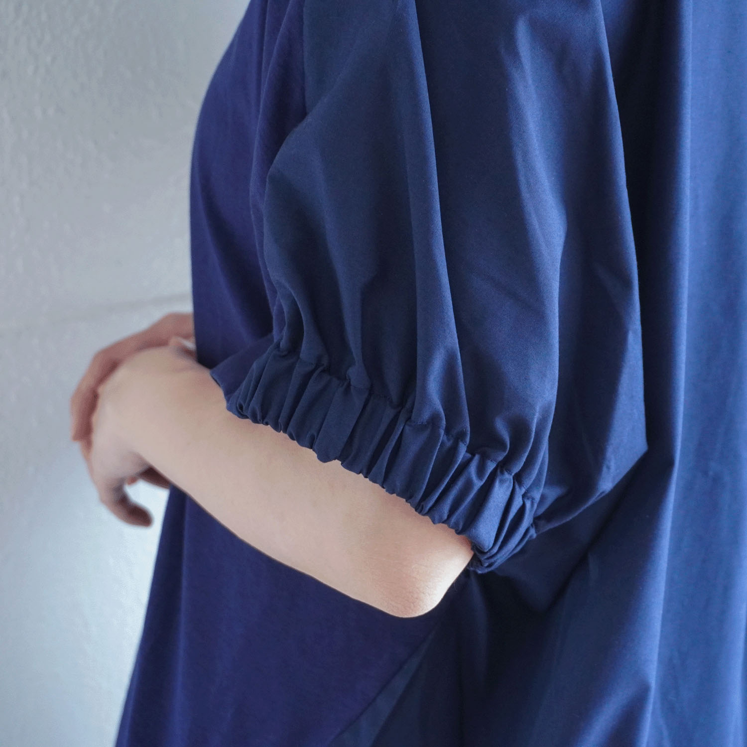 シルケット綿後身布帛使いプルオーバー - 画像17