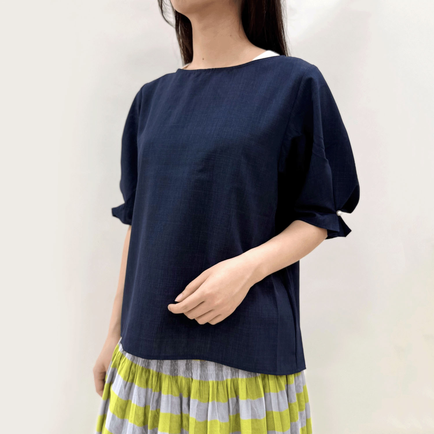 リネンライク袖パールブラウス