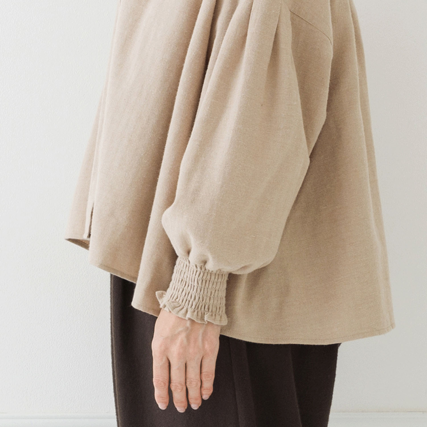 【お取り寄せ】Crea delice 袖口シャーリングワイドギャザーブラウス - 画像6