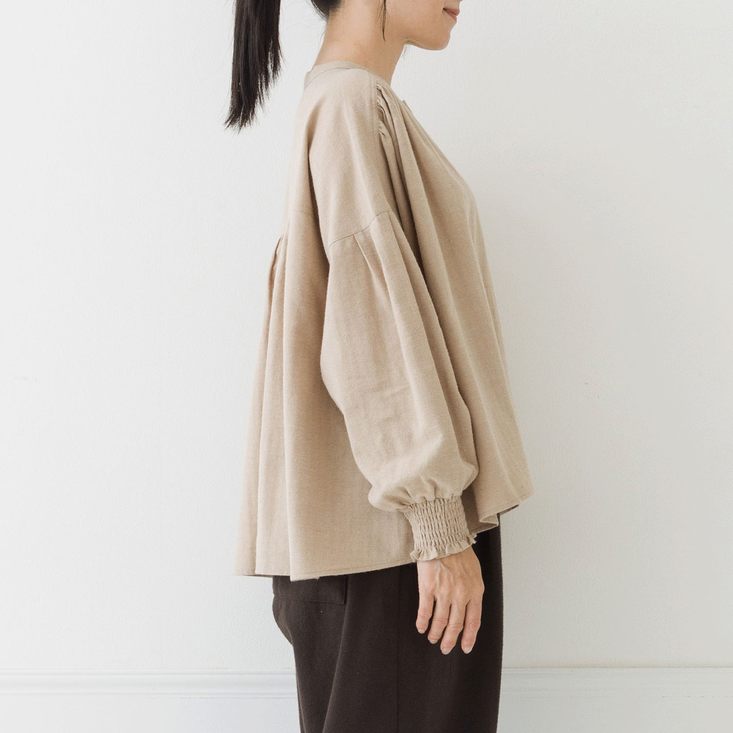 【お取り寄せ】Crea delice 袖口シャーリングワイドギャザーブラウス - 画像7