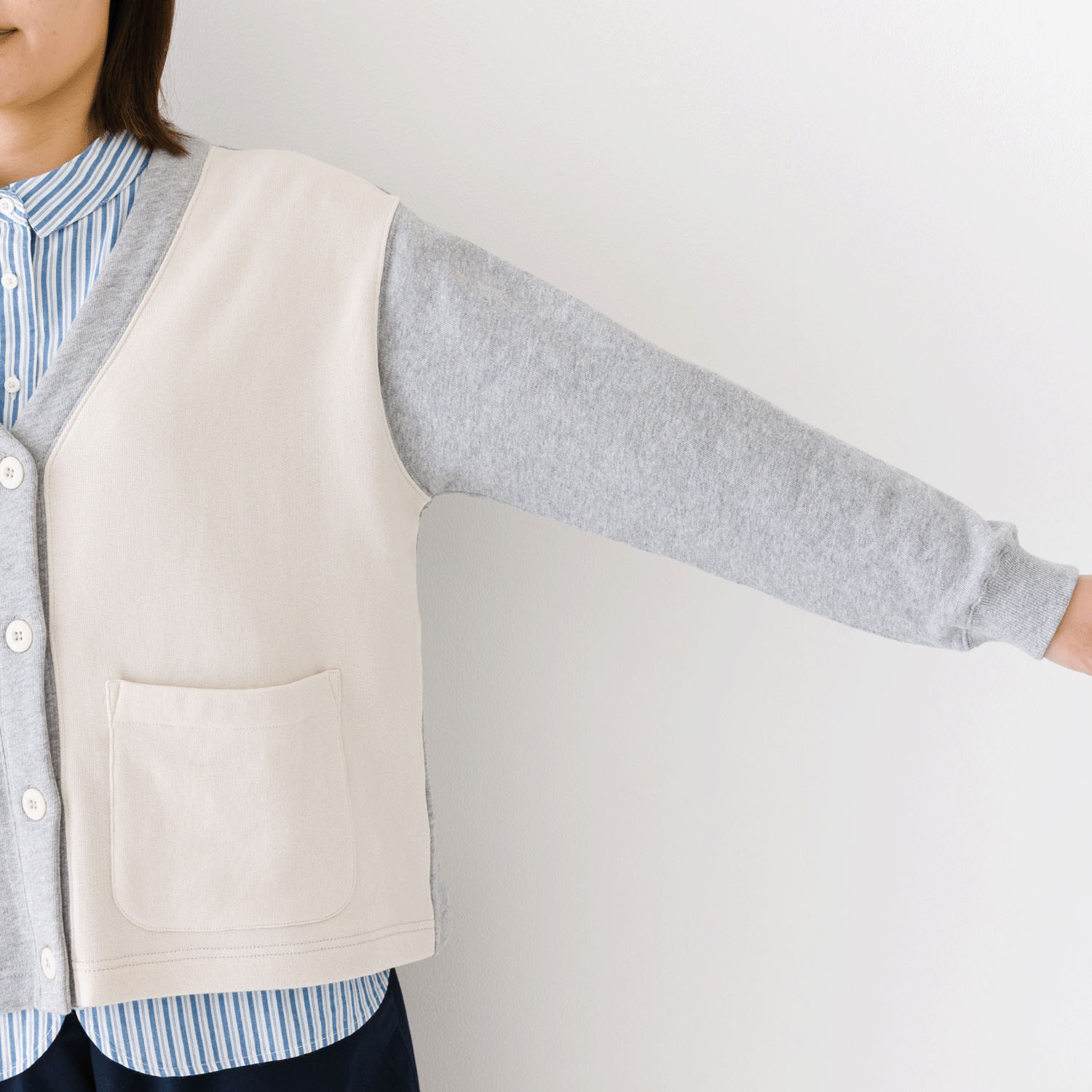 【お取り寄せ】Kermu コットンガーゼ裏毛バイカラーVネックカーディガン - 画像6