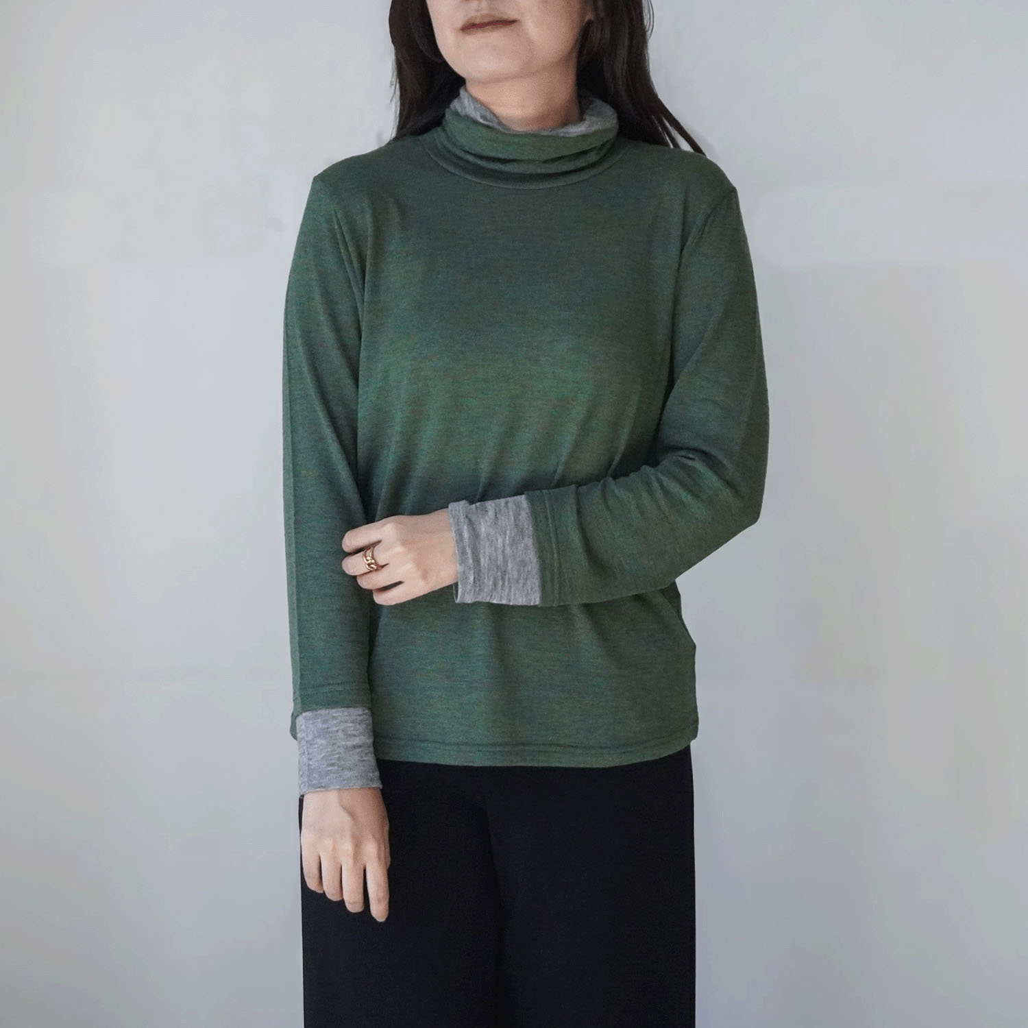 サテンドールひねり配色ハイネックカットソー - 画像18