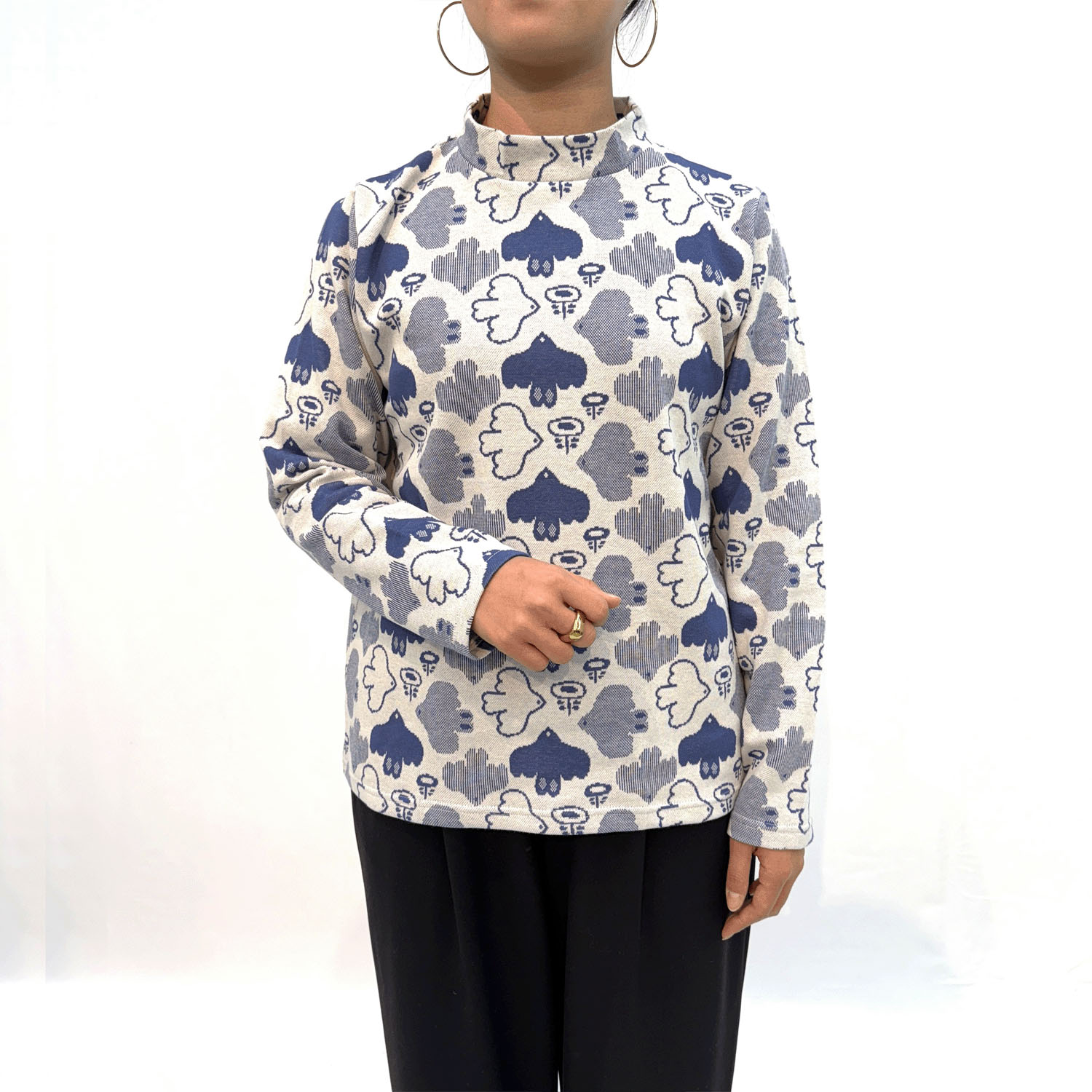 T’BIS STUDIO 長袖バード柄ダブルジャカード起毛ハイネックカットソー - 画像1