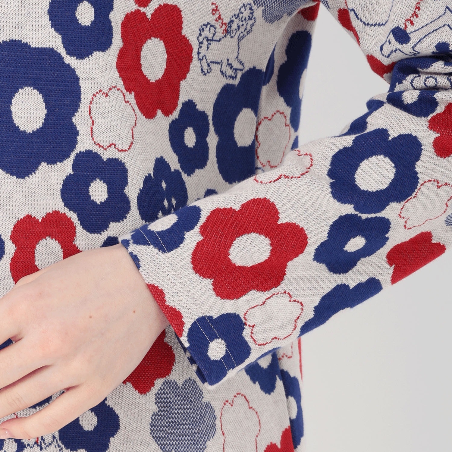 T’BIS STUDIO 長袖花イヌ柄Wジャカードハイネックカットソー - 画像3