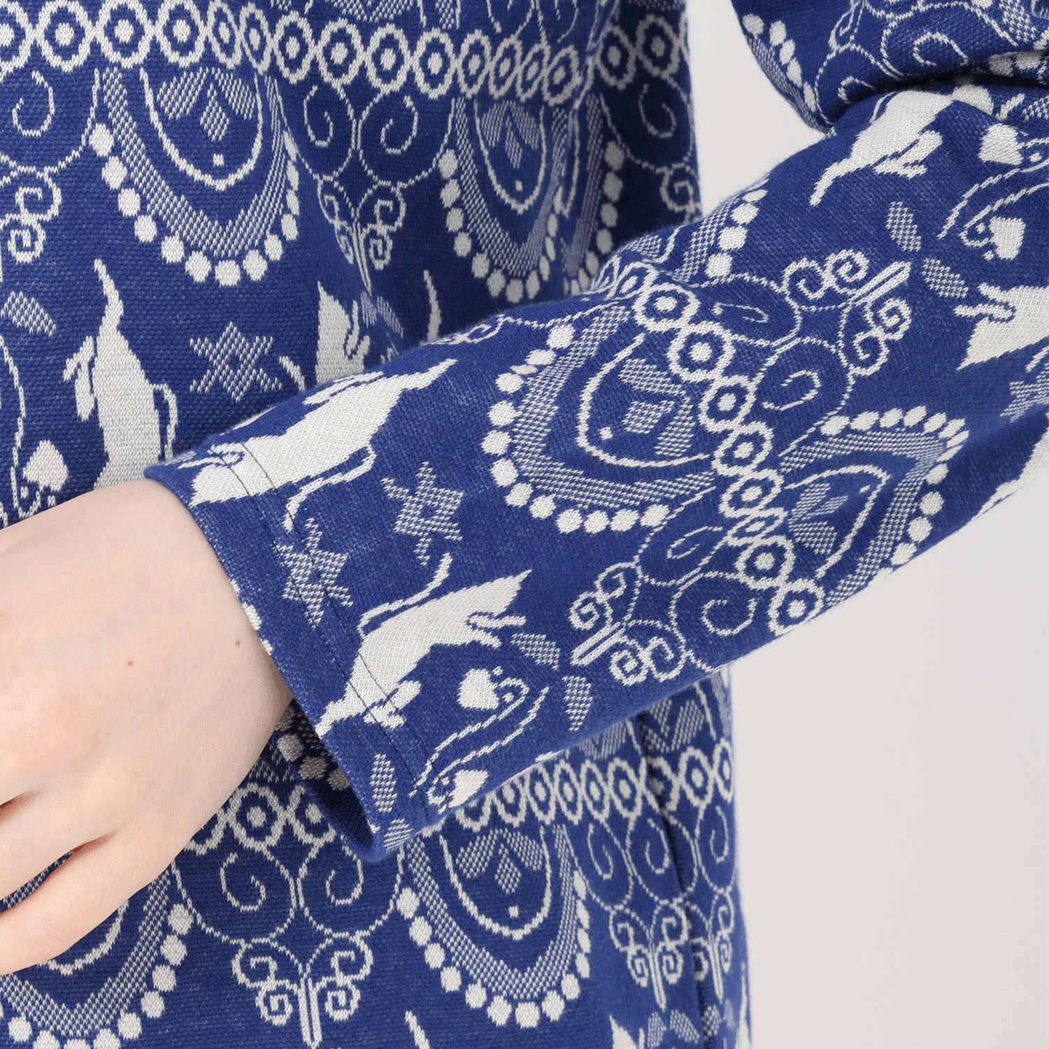 T’BIS STUDIO 長袖ネコダンス柄Wジャカードスタンドネックプルオーバー - 画像8