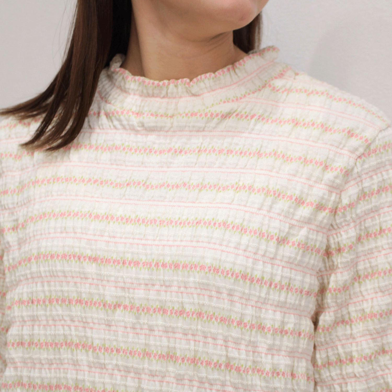 T’BIS STUDIO シャーリングジャカード小花柄ハイネック5分袖Tシャツ - 画像2