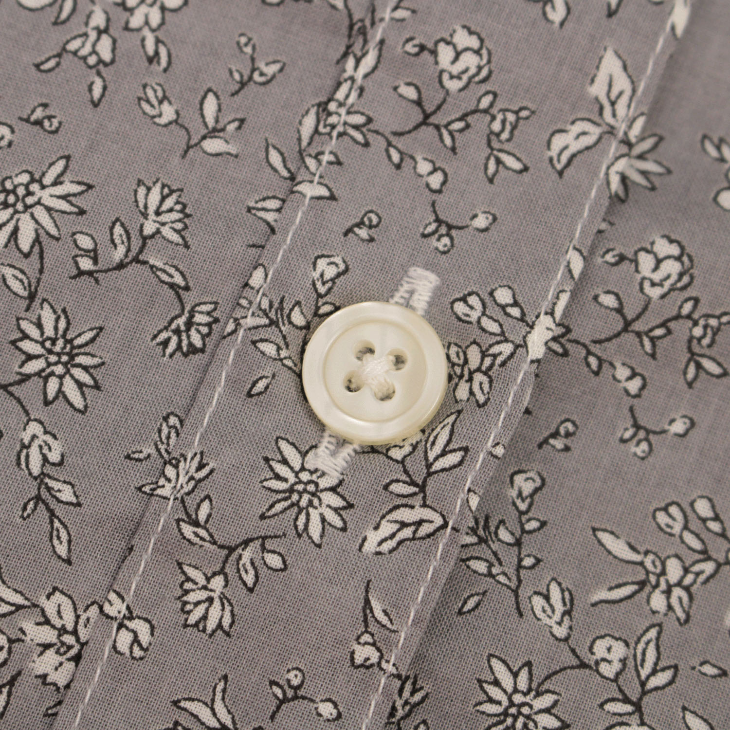 T’BIS STUDIO 小花柄プリントスタンドネック長袖シャツ - 画像4