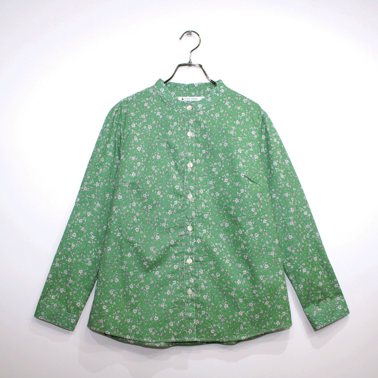 T’BIS STUDIO 小花柄プリントスタンドネック長袖シャツ - 画像10