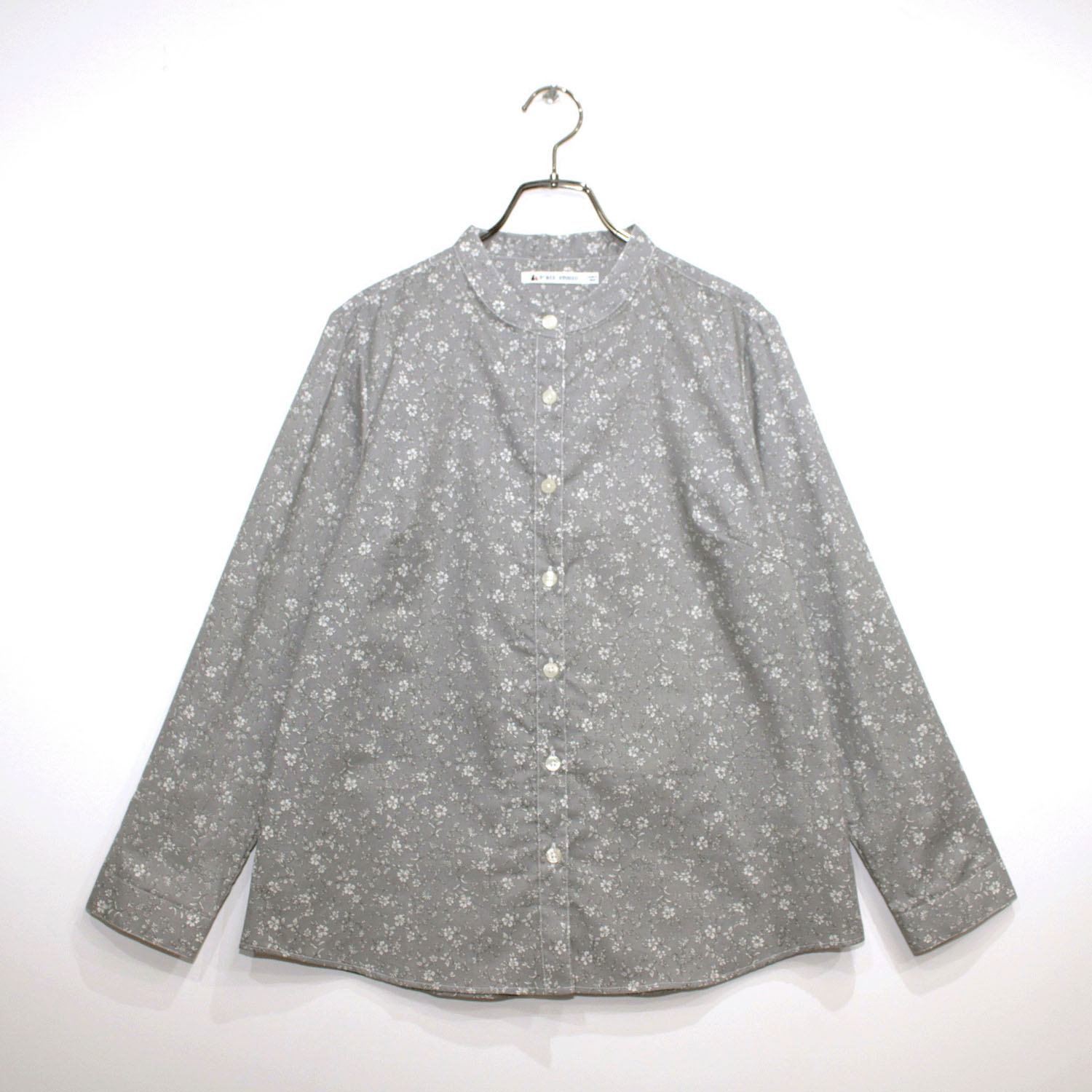 T’BIS STUDIO 小花柄プリントスタンドネック長袖シャツ - 画像1