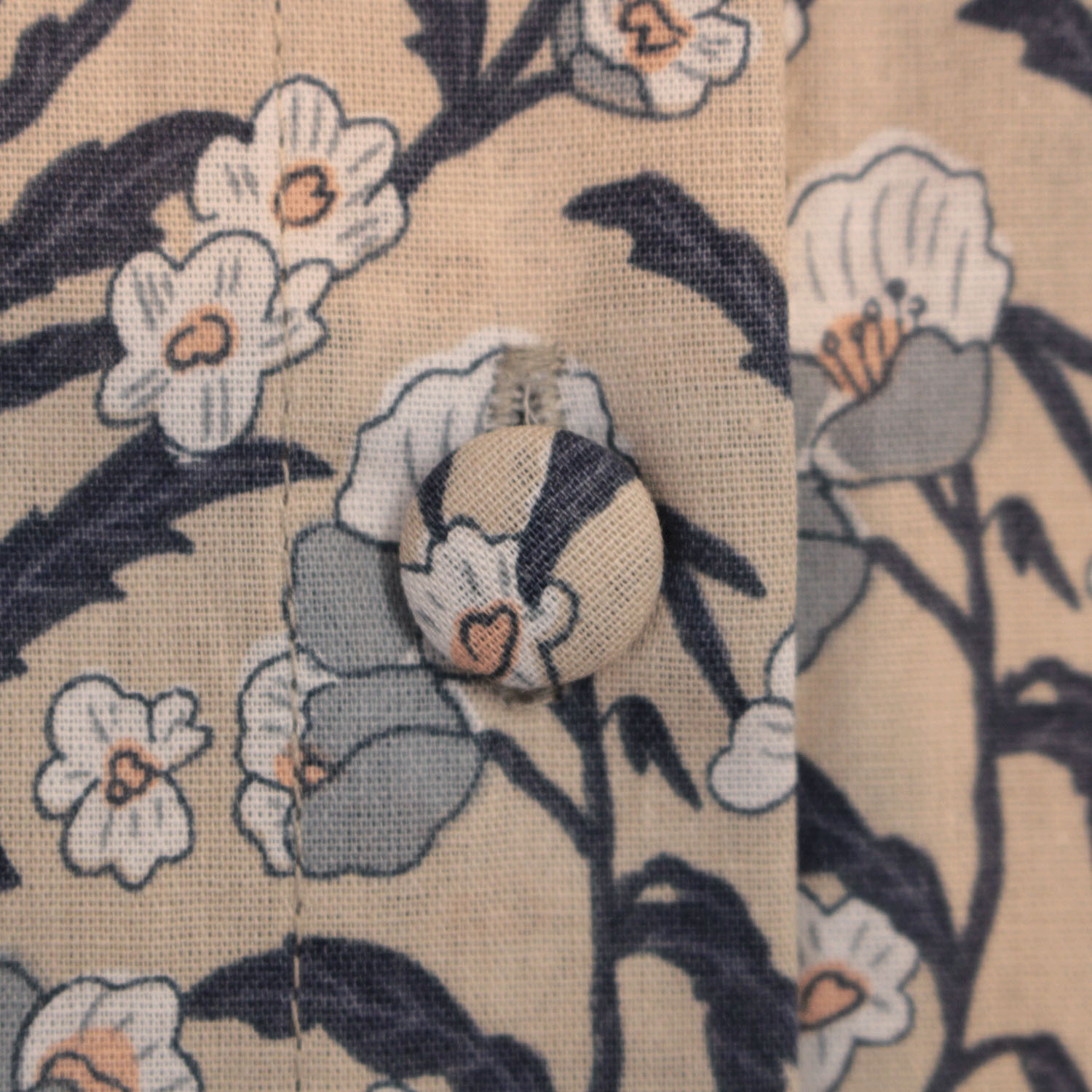 T’BIS STUDIO 7分袖ボタニカル柄ラウンドネックシャツ - 画像2