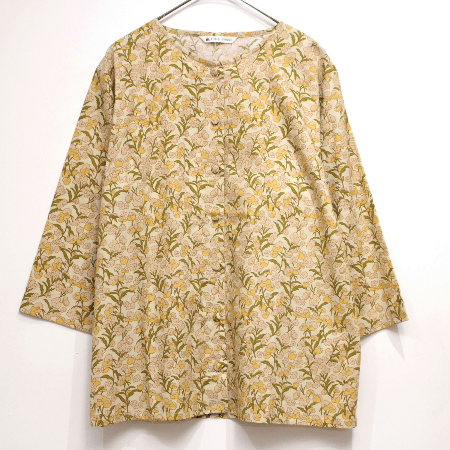 T’BIS STUDIO 7分袖ボタニカル柄ラウンドネックシャツ - 画像3